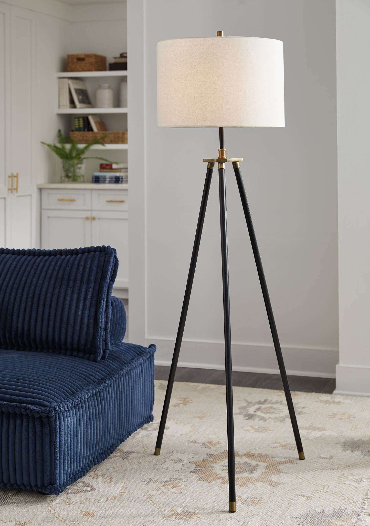 Cassel Furniture Outlet - Ashley Furniture - Cashner Lighting - Metal Floor Lamp (1/CN) / Black/Gold Finish - L206101