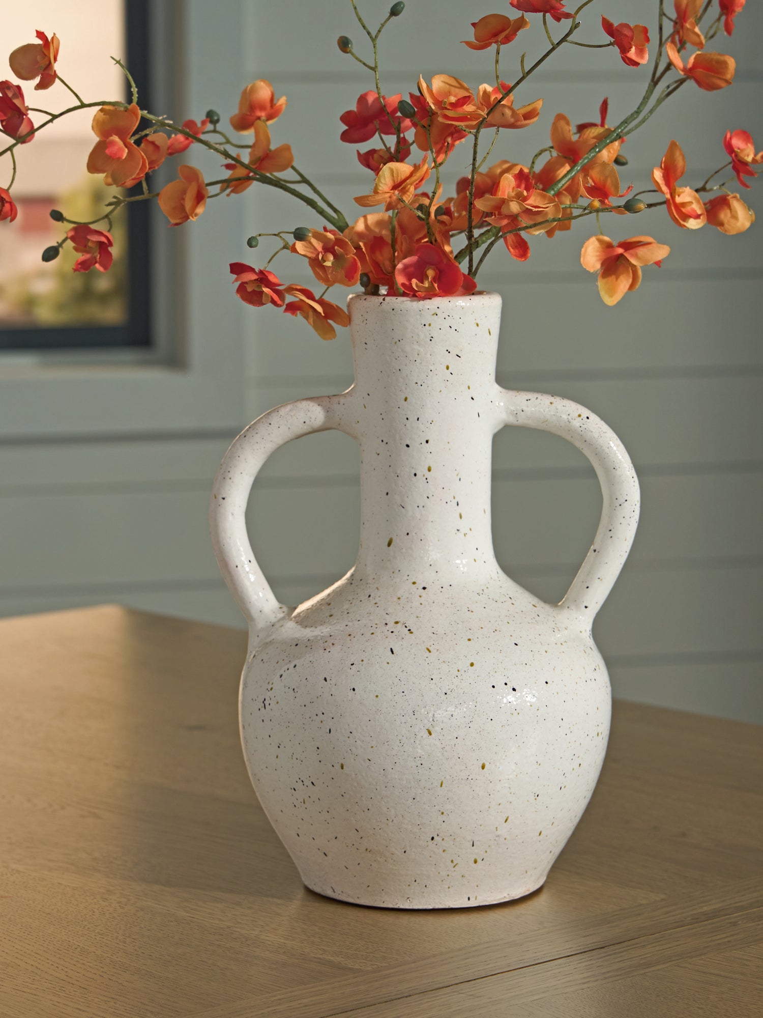 Cassel Furniture Outlet - Ashley Furniture - Dallinworth Vase - Vase / White/Black - A2000831