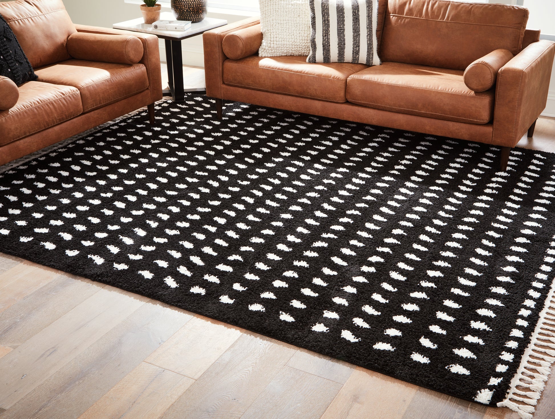 Cassel Furniture Outlet - Ashley Furniture - Minston Rug - 5' x 7' Rug / Black/White - R405952
