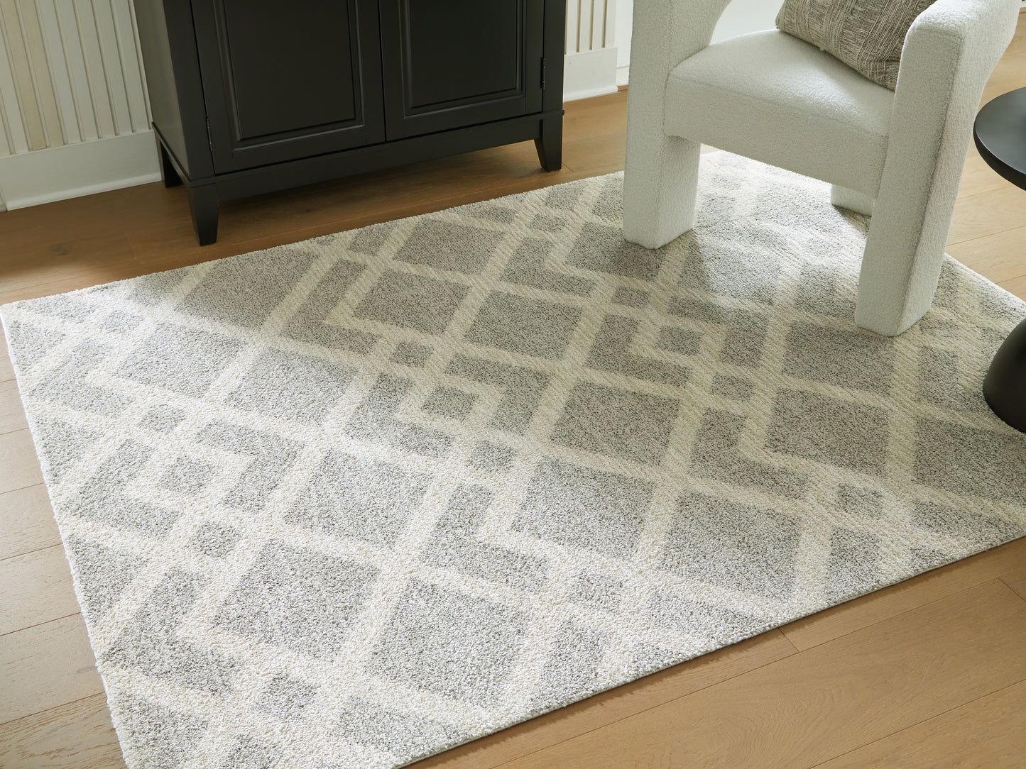 Cassel Furniture Outlet - Ashley Furniture - Unawick Rug - Large Rug / Gray/Ivory - R407331